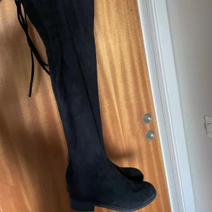 Overknee boots/knähöga boots - Overknee boots i storlek 37. Sparsamt använda men finns tecken på användning. Mycket bra skick. Finns dragkedja på insidan och snöre högst upp för att spänna.  