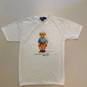Vit polo Ralph lauren polo bear t shirt L - Vit polo Ralph Lauren polo bear t shirt Ny utan prislapp aldrig använd //  Storlek L //  Skriv vid minsta fråga eller fundering💯🤝