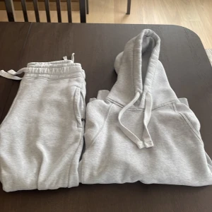 Russemerch set  - Säljer mitt russemerch set som jag haft i några månader, kvaliten är riktigt bra och skön. Inget trasigt eller hål någonstans. Storlek xs på båda. För tjejer och killar. Nypris 1200