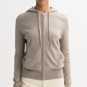 Brun soft goat kofta  - Säljer denna bruna koftan från soft goat. Storlek S, super fin och passar bra till allt. Nypris är 2695kr ”ZIP HOODIE” på deras hemsida. Vill bli av med den snabbt därav priset🌸
