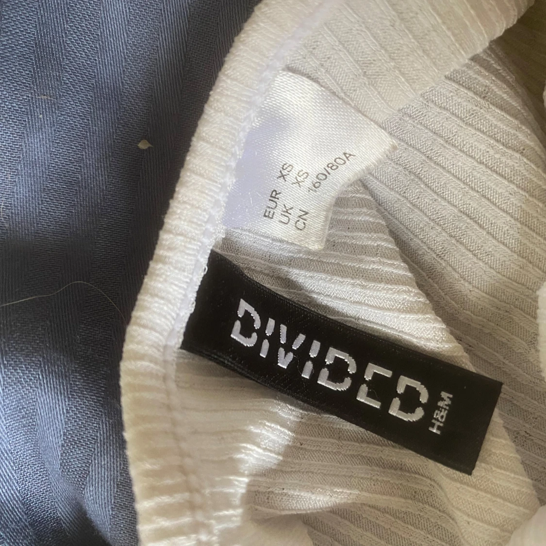 Vit ribbad kortklänning från Divided - 1