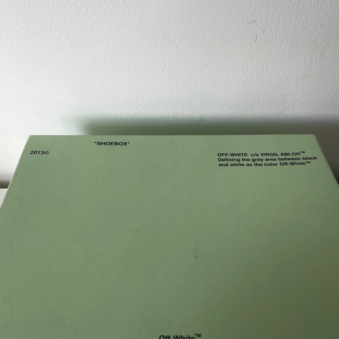 Off-White svarta sneakers med röd tag - 3