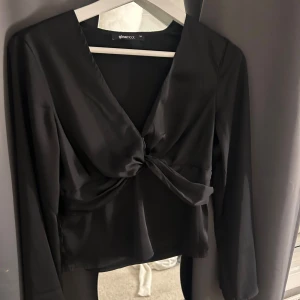 Svart blus - En svart blus i siden från GinaTricot med utsvängda armar. Superfint skick