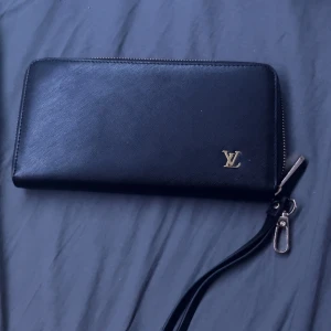 Louis Vuitton plånbok  - jätte snygg lv plånbok typ, aldrig använd💗pris kan diskuteras 