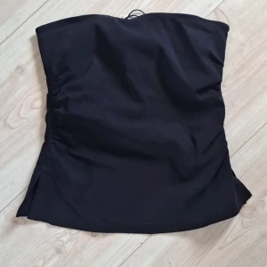 Svart tubtopp  - En svart, stilren tubtopp i storlek S med dragkedja bak. Köpt I Polen och är oanvända därav priset💞