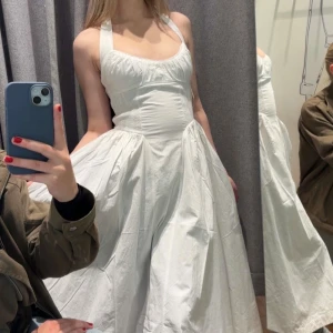 Slutsåld klänning endast testad - Slutsåld klänning från Bikbok, aldrig använd - endast testad!