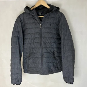 Ralph Lauren jacka - Riktigt soft raffe jacka, storlek XL i barn. Passar S. Modellen är 185, något liten. Väldigt fint skick.