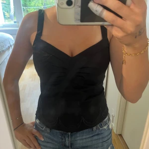 Unik topp - Säljer denna unika toppen från REISS. Den ärr super snygg och unik med superfina detaljer! Säljer då jag inte fått nån använding av den