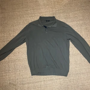 Snygg grön pikétröja från Massimo Dutti - Säljer en stilren grön pikétröja från Massimo Dutti. Storlek M/L