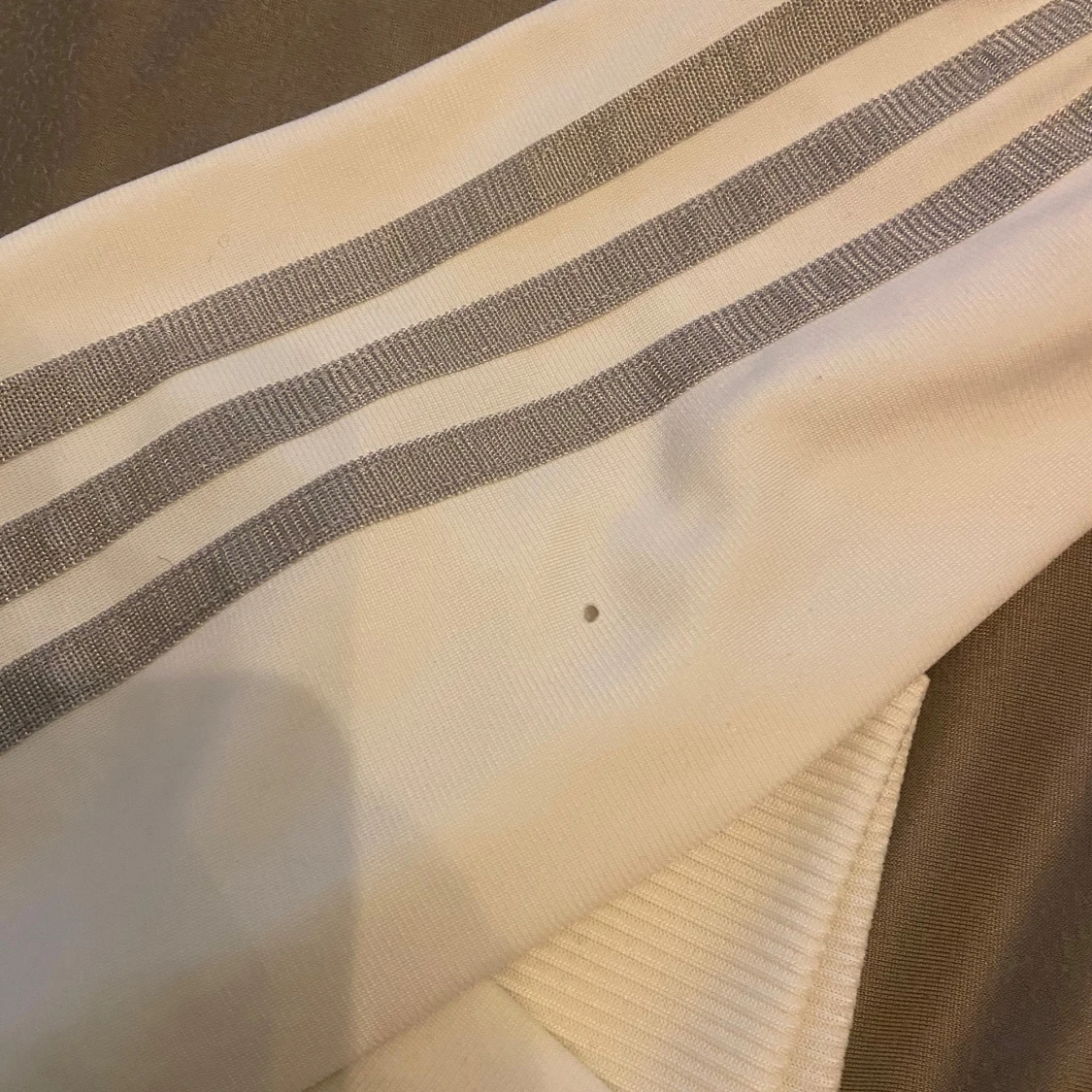 Vit Adidas track jacket med silverränder - 4