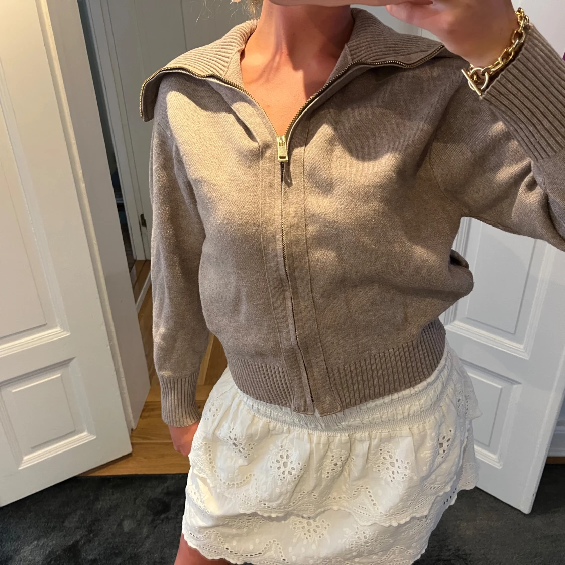 Beige stickad kofta med dragkedja