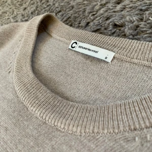 Merinoull tröja - Säljer en riktigt fräsch tröja i 100% merino ull. Inga defekter över huvudtaget och i prima skick. Inte använd jätte många gånger utan helt enkelt fin och redo för nya äventyr.