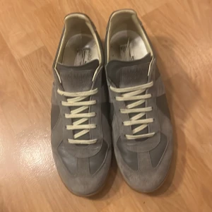 Maison margiela gats - Maison Margiela gats Cond 8/10 ✅.                           Strl 45 lite smutsiga kan fixas innan köpet ✅.           Om det är snabba affärer så utlovas ett bra pris, box och dustbags finns 