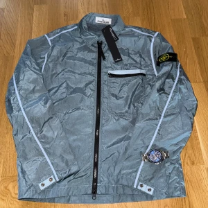 Stone island overshirt jacka - Säljer nu denna grymt snygga overshirten/lätt jacka från stone island. Helt ny. Den är i strl S och är perfekt nu till hösten. Bara att skriva ett DM vid intresse!