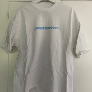 Vit t-shirt från Unknown London - Vit t-shirt i stl Xs. Vet ej fraktkostnaden.