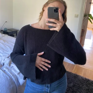 Svart stickad tröja med vida ärmar - Säljer en svart stickad tröja med vida ärmar. Riktigt snygg basic tröja med den lilla extra detaljen🖤 Strl XXS men skulle säga att den mer är som S🖤