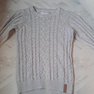 Ljusgrå stickad tröja - Ljusgrå stickad tröja från lager 157. Strl 150. Ny i skick.