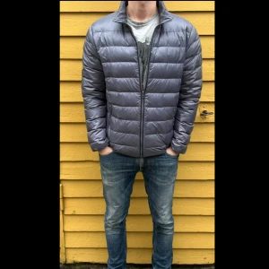 Grå dunjacka  - Väldigt snygg dunjacka från Boomerang till hösten👍jackan är i STORLEK S och modellen är 176cm lång och väger ungefär 70kg.