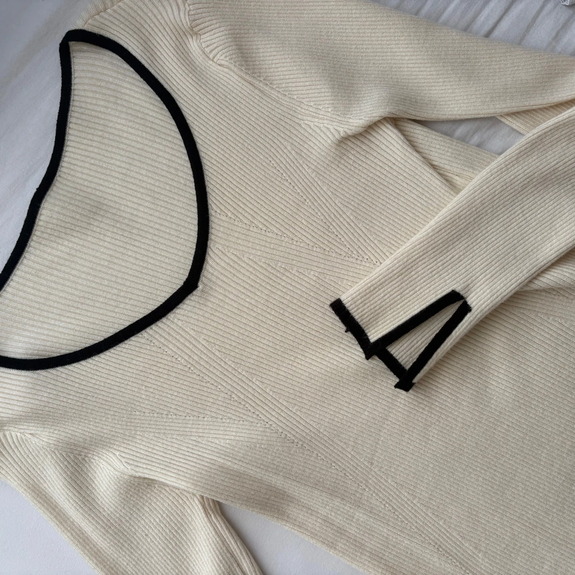 Ribbad beige långärmad tröja - 1