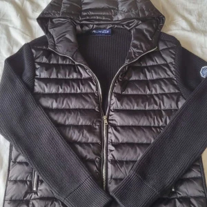 Cardigan jacka från Aumille - Tja säljer min Cardigan jacka från Aumille då jag inte använder den lika mycket som jag tänkt den är väldigt varm o skön nu inför hösten. Jackan är köpt online hos Aumille och är en storlek S// om ni har några funderingar så hör av er svarar så snabbt jag kan och fraktar samma dag/Priset är inte fast hugget!!!