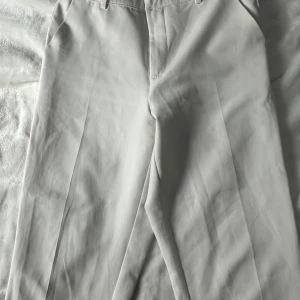 Vita kostymbyxor från Bik Bok -  vita kostymbyxor från Bik Bok i storlek 36. 