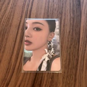 Jihyo från twice photocard - Ett Jihyo photocard från READY TO BE era. Jag samlar inte på kpop kort längre så säljer massor! Gå in på min profil för att se fler:) 