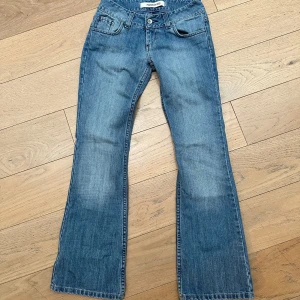 Lågmidjade jeans - Skitsnygga jeans men säljer då de inte passar mig. Innerbenslängd 77cm och midjemått 33 tvärs över. (Har inga bilder på)💕💕
