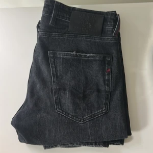 Replay Jeans grover Svart  - Svarta Replay Grover-jeans i samma passform, perfekta basjeans för vardag eller fest. Skick: 8.5–9/10 Pris kan diskuteras 📦 Skickas eller möts upp
