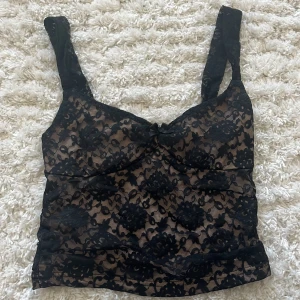 Spets topp - Jätte fin Spets topp med öppen rygg som knäpps med ett spänne🖤