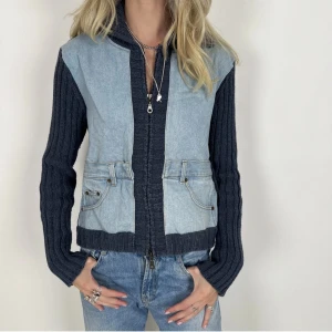 DENIM JACKA - Storlek: XS-L Jätteunik jacka. Passar xs-l. Du kommer aldrig se någon med en likadan jacka! Modellen är 177 cm.