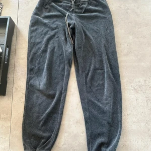 Grå mjukisbyxor från Esmara - Mysiga grå mjukisbyxor från Esmara med ribbad midja och dragsko. Byxorna har en loose passform och är perfekta för chill dagar. Tillverkade i mjukt material som känns skönt mot huden.