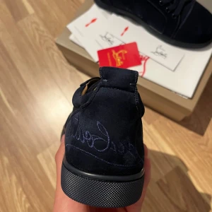 Mörkblå sneakers från Christian Louboutin - Säljer helt nya loubs i helt nytt skick i storlek 43. Allting ni ser i bilden medföljer dvs dustbag, skokartongen och det klassiska röda Louboutin kortet. Vid snabb affär kan vi diskutera priset! Notera att en sida av skokartongen är lite sliten och intryck, om man vi se defekten på lådan så är det bara att skicka DM!