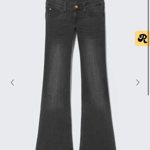 Weekday- cheap Monday jeans, mörkgrå - Snygga mörkgrå jeans med bootcut-modell och klassisk femficksdesign. Jeansen har en lätt tvättad look och gylf med knapp. Perfekta för dig som vill ha en cool och tidlös vibe.         Säljer de pga köpt fel storlek, använda 1gång.