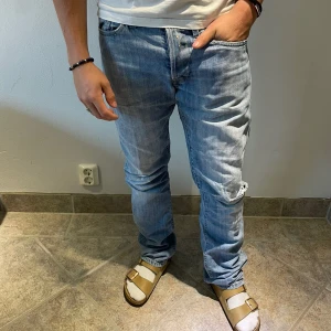 Replay Waitom jeans - Modellen är: 170cm och väger 66kg