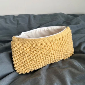 Virkad necessär - Handgjord gul necessär med vitt innertyg. Mårten är 25x15 cm. Skriv gärna vid funderingar eller intresse😊