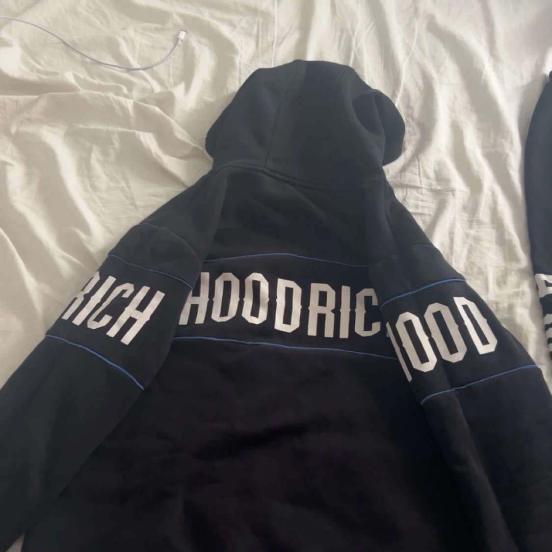 Svart hoodie från Hoodrich med tryck - 1