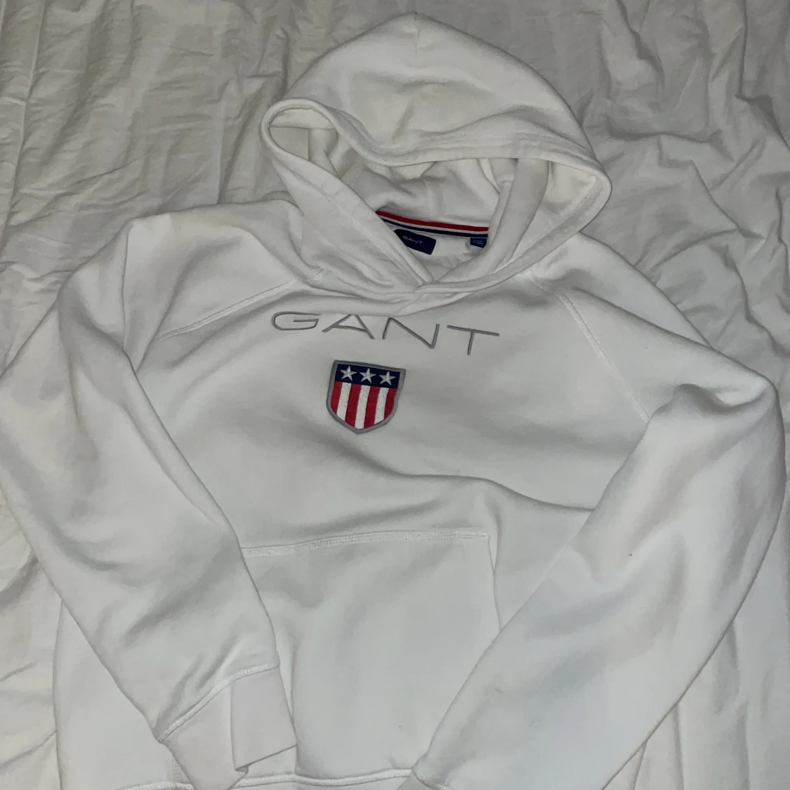 Vit hoodie från GANT med broderad logo