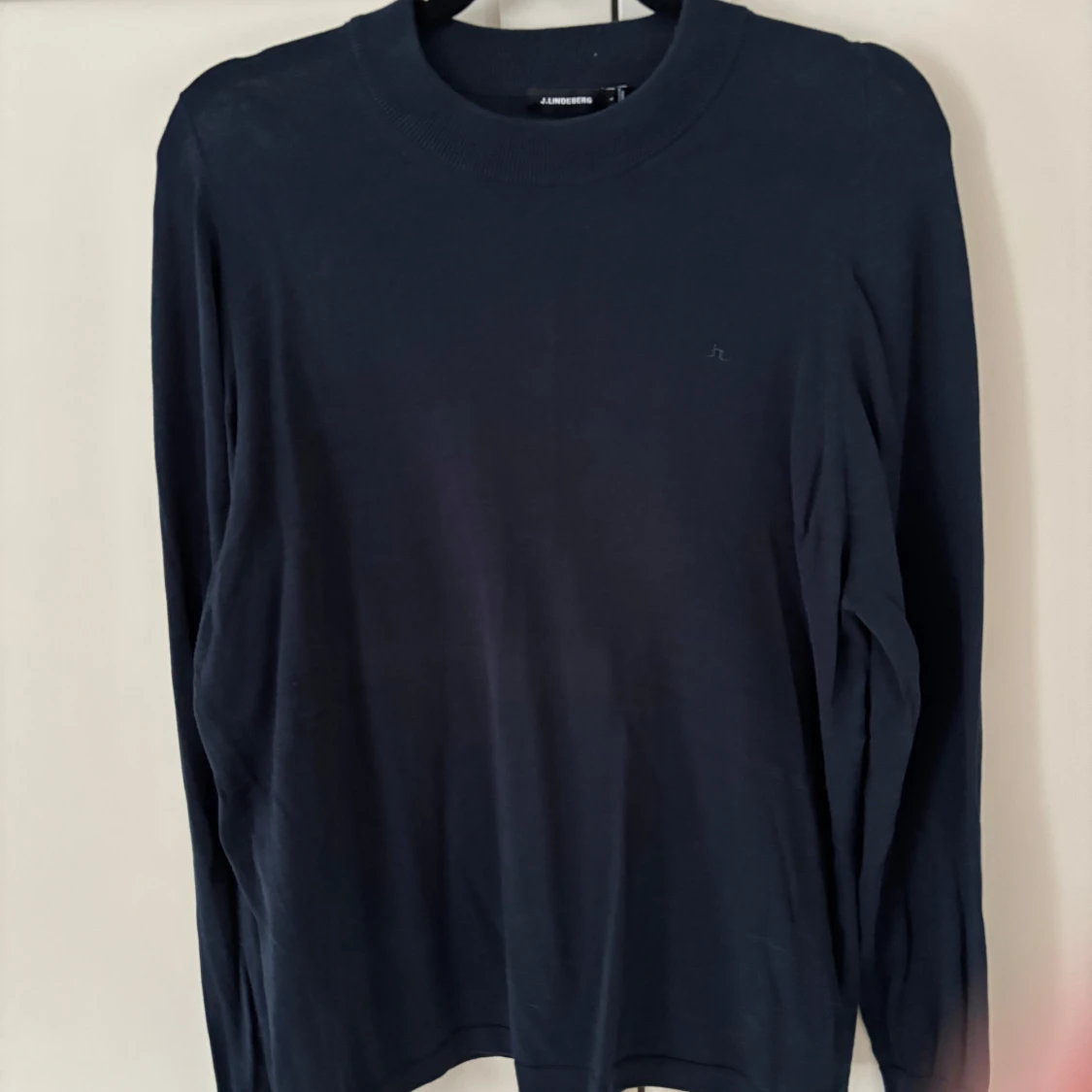 Mörkblå tröja från J.Lindeberg