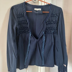 Mörkblå blus från Odd Molly - Supersöt mörkblå blus från Odd Molly i storlek S med långa ärmar, smockdetaljer och diskreta paljetter framtill. Fint skick!💙