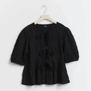 Blus - Superfin lite mönstrig topp från Gina som kan användas på jättemånga sätt både fram och bak! Köpt i somras knappt använd💞