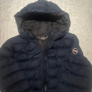 Mörkblå jacka från Colmar - Säljer en mörkblå pufferjacka från Colmar i storlek 14 år (166 cm) vilket motsvarar ca xs. 