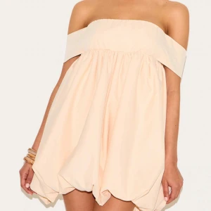  offshoulder klänning - Offshoulder klänning i ljusrosa/Beige storlek xs💕