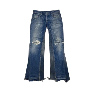 D&G jeans - D&G custom flared jeans. W31 [Ytterbenslängd 101cm] [Innerbenslängd 79cm] [Midja 43cm] [Benöppning 26cm]