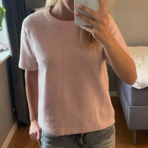 Ljusrosa stickad t-shirt från Nelly - Superfin ljusrosa stickad t-shirt från Nelly i storlek XS. Använd ett fåtal gånger!