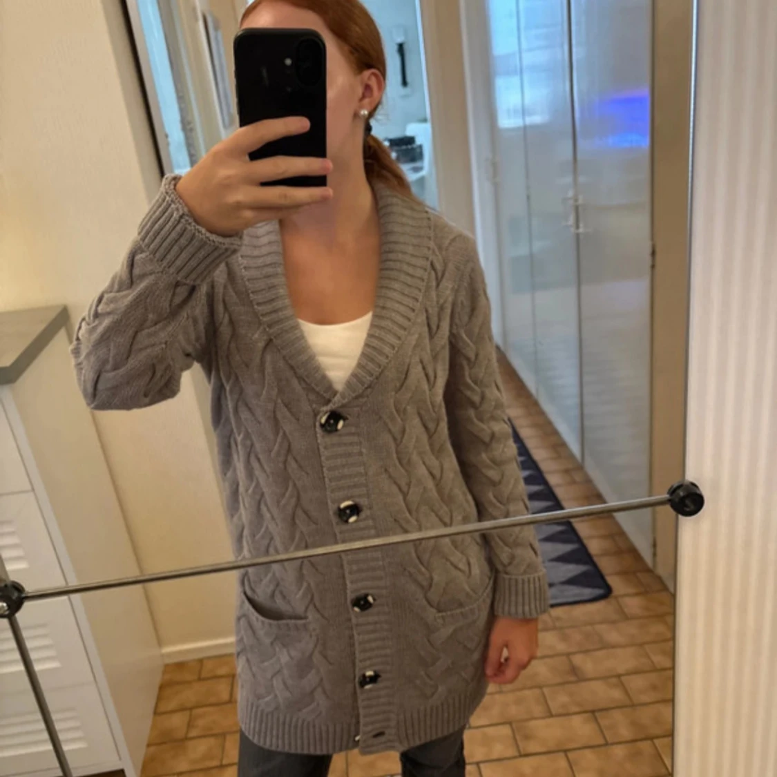 Grå lång kofta med knappar - 4