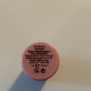 Hickap Pure Bronze Highlighter Stick - Snygg highlighter stick från Hickap i färgen Pure Bronze. Perfekt för att ge ansiktet en glowig och bronzig finish. Enkel att applicera direkt på huden. Använd fåtalet gånger.