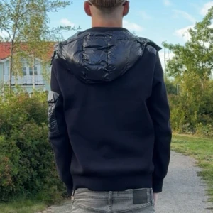 Moncler cardigan - Säljer denna Moncler cardigan den är väldigt unik idag och svårt att få tag i, Den är S men passar även M kom pm för flera bilder 