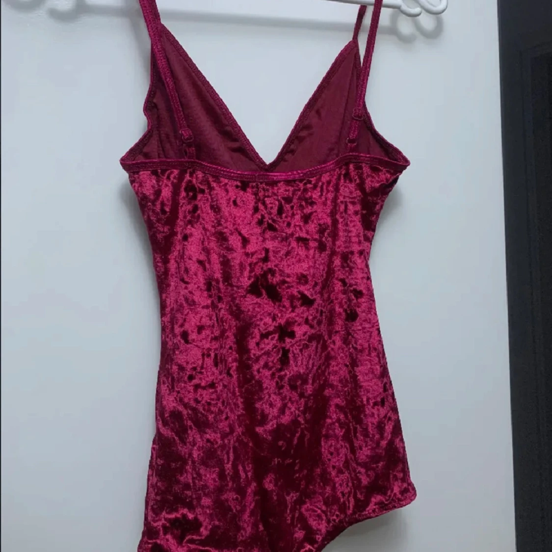 Vinröd sammet bikini med v-ringning - 2