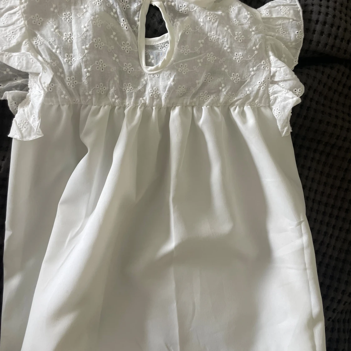 Vit blus med broderade volangärmar - 1