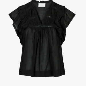 Svart blus med volang från Neo Noir - Supersnygg svart blus från Neo Noir med volangdetaljer och v-ringning. Blusen har korta ärmar med spetskant och är tillverkad i ett lätt, luftigt material som ger en flowy känsla. Perfekt för dig som gillar romantiska och trendiga plagg.